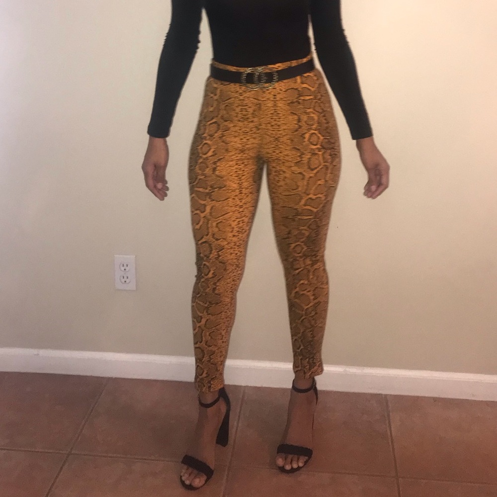 SOLD NWT Boohoo Crepe snake print leggings